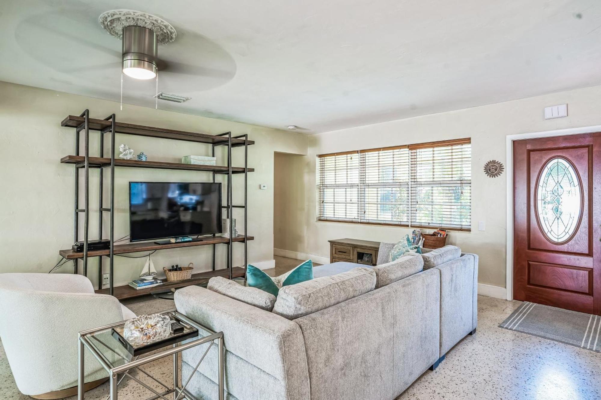 Beautiful Comfy With Private Hot Tub Close To