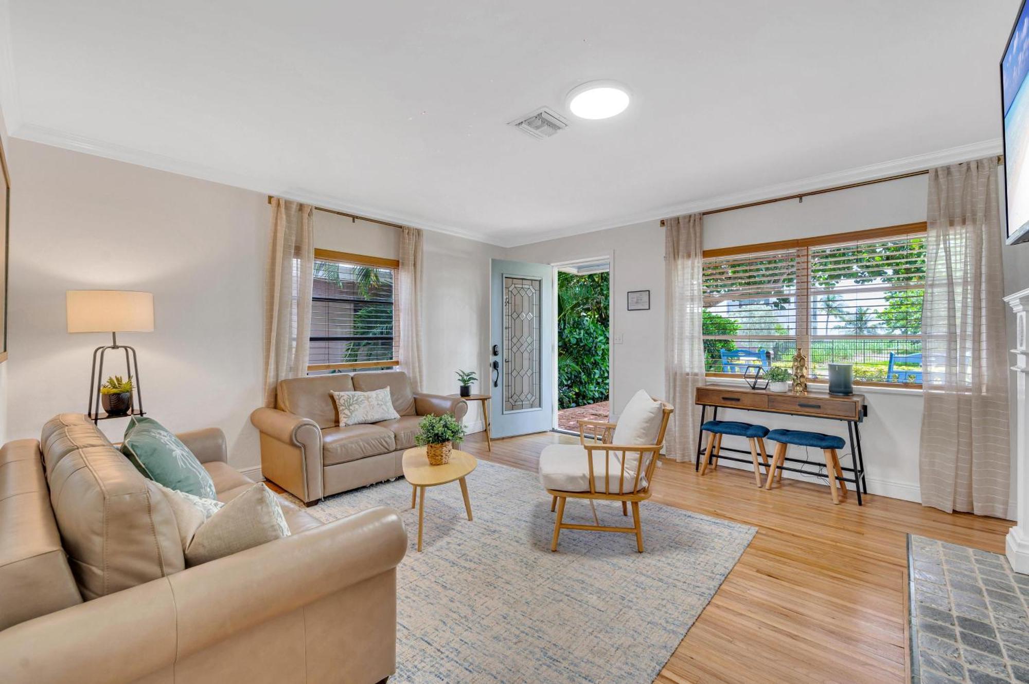 Steps From Quaint Heated Pool Key Resldences Holiday home