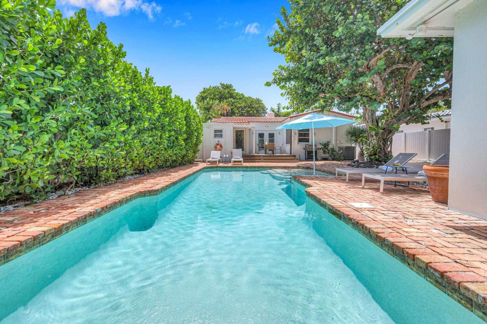 Steps From Quaint Heated Pool Key Resldences Holiday home Fort Lauderdale