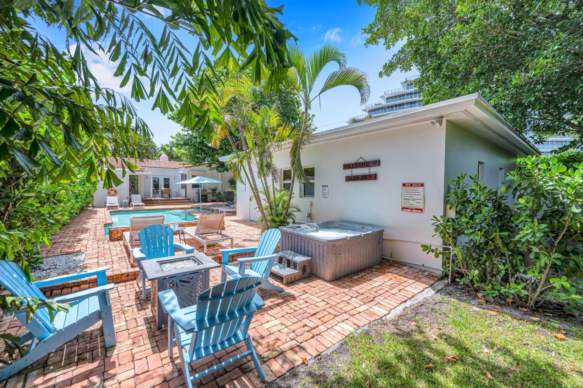 Steps From Quaint Heated Pool Key Resldences Holiday home *
