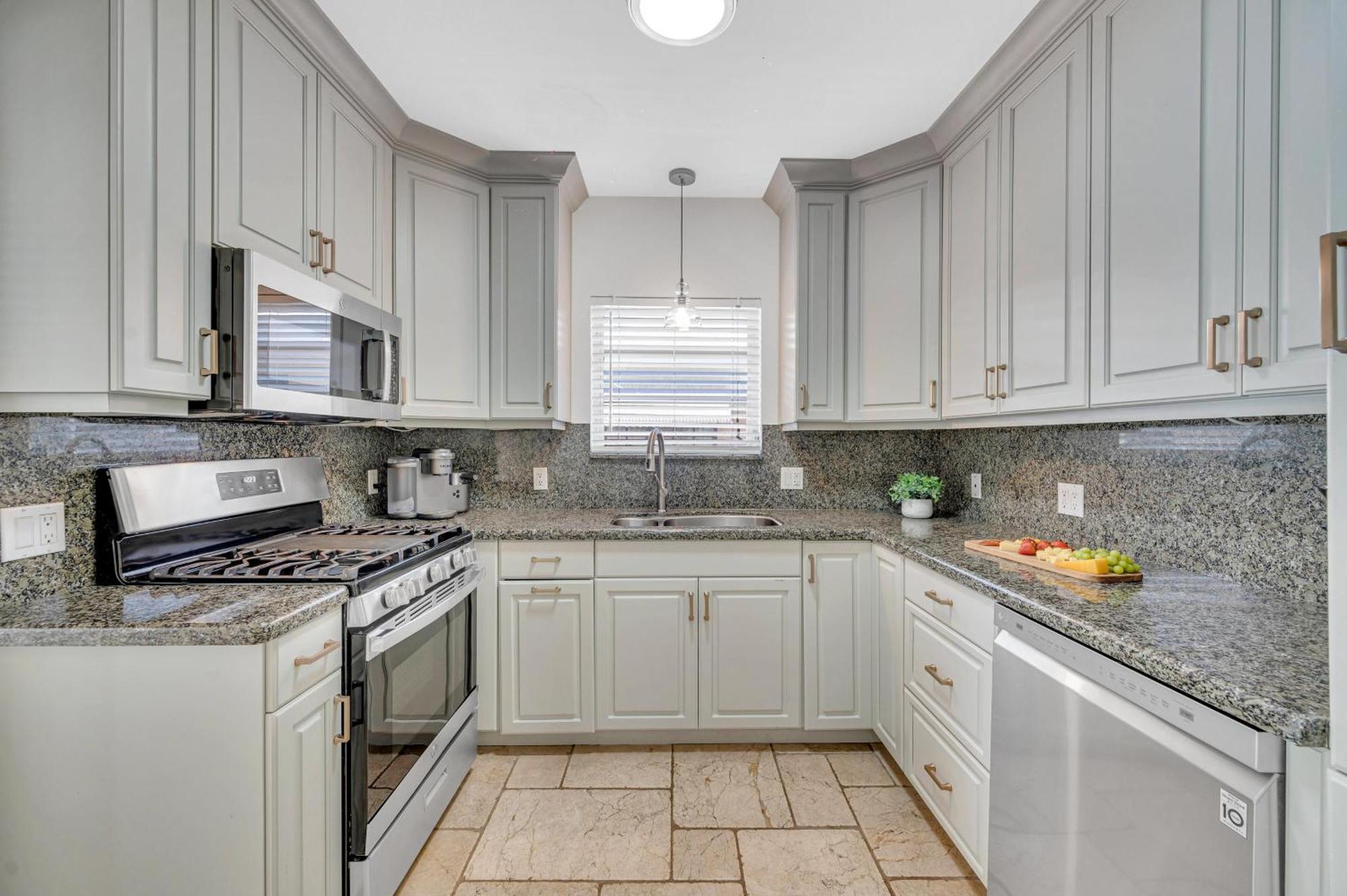 Steps From Quaint Heated Pool Key Resldences Holiday home Fort Lauderdale