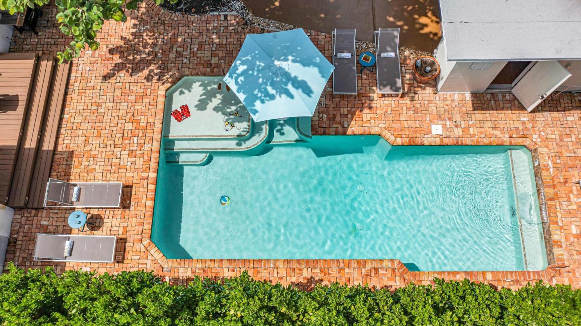 Steps From Quaint Heated Pool Key Resldences *