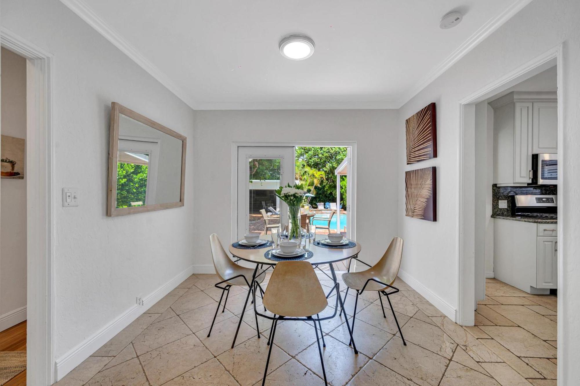 Steps From Quaint Heated Pool Key Resldences Fort Lauderdale