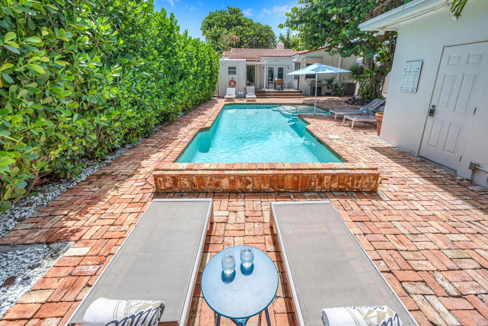 Steps From Quaint Heated Pool Key Resldences Holiday home Fort Lauderdale