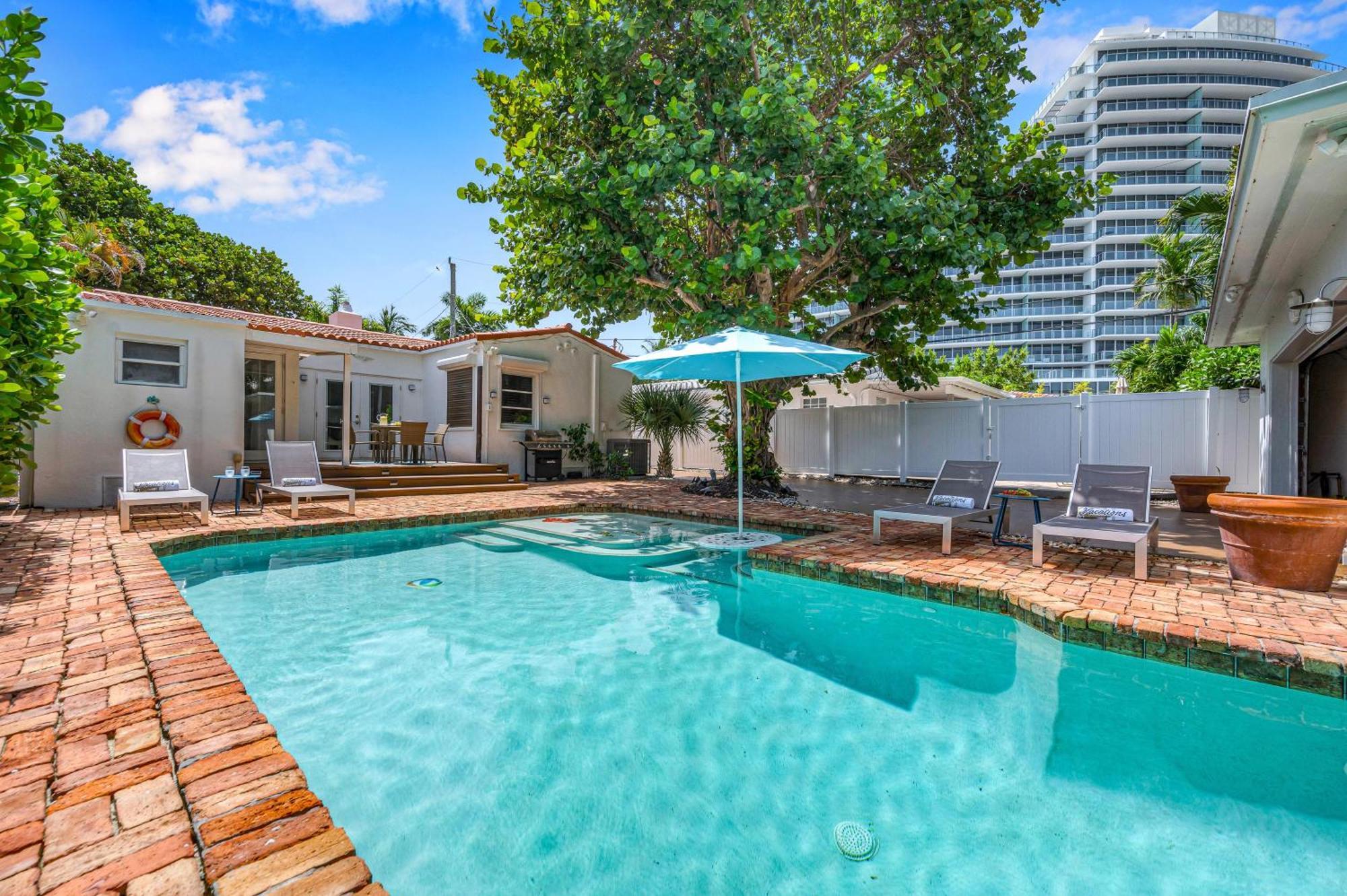 Steps From Quaint Heated Pool Key Resldences *