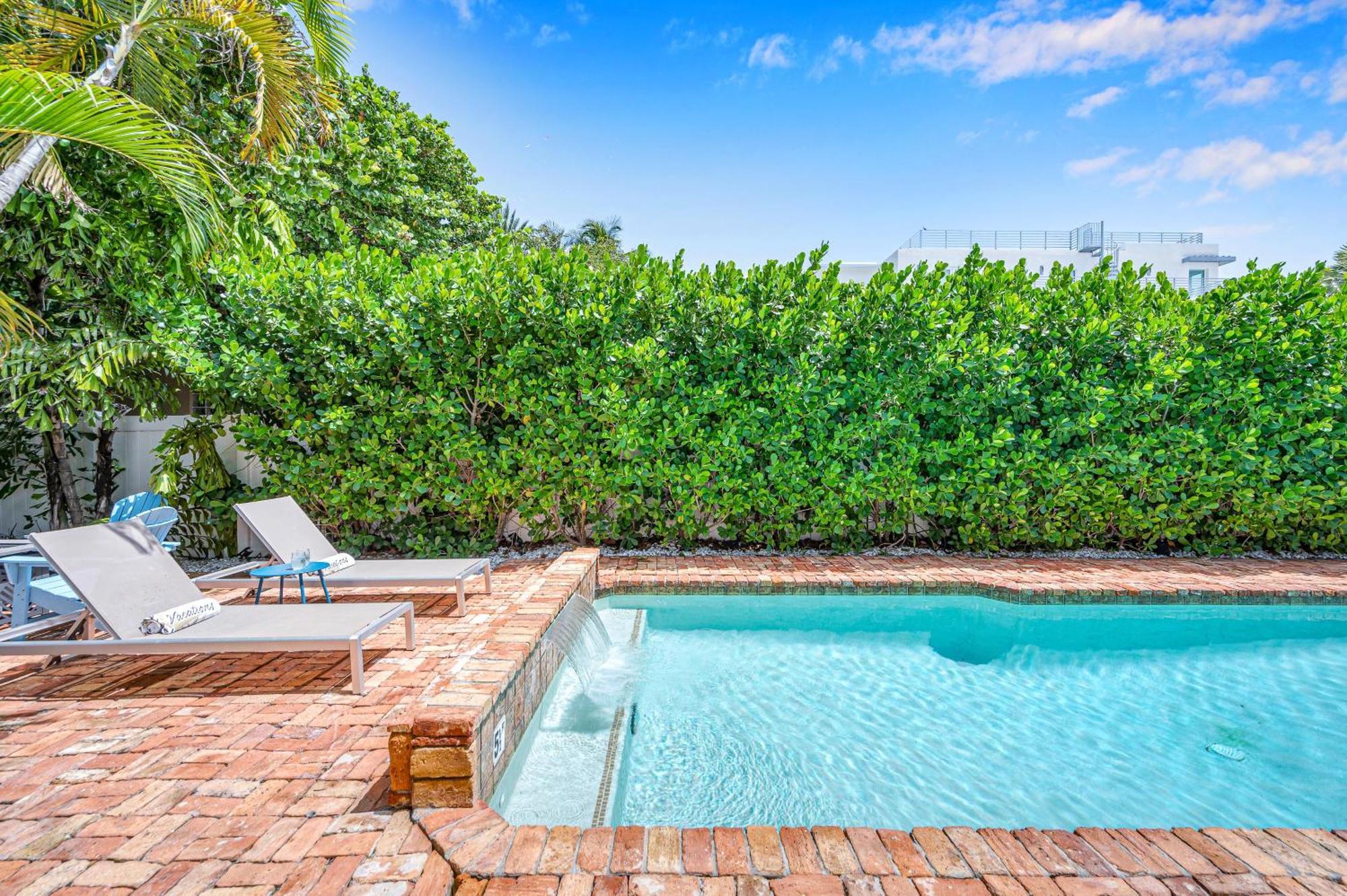 Steps From Quaint Heated Pool Key Resldences * Fort Lauderdale