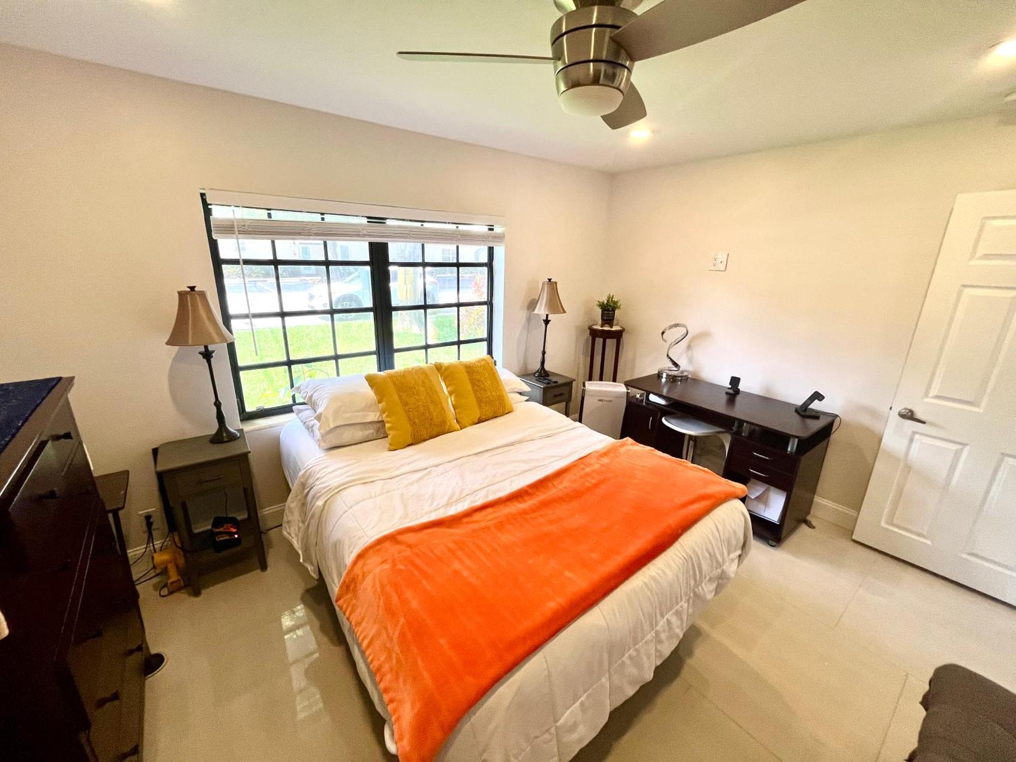 Poolside Manor - Men Only Clothing-optional Guest house *