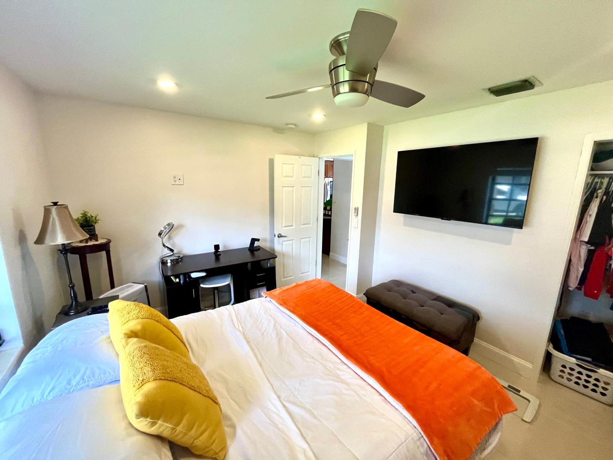 Guest house Poolside Manor - Men Only Clothing-optional *