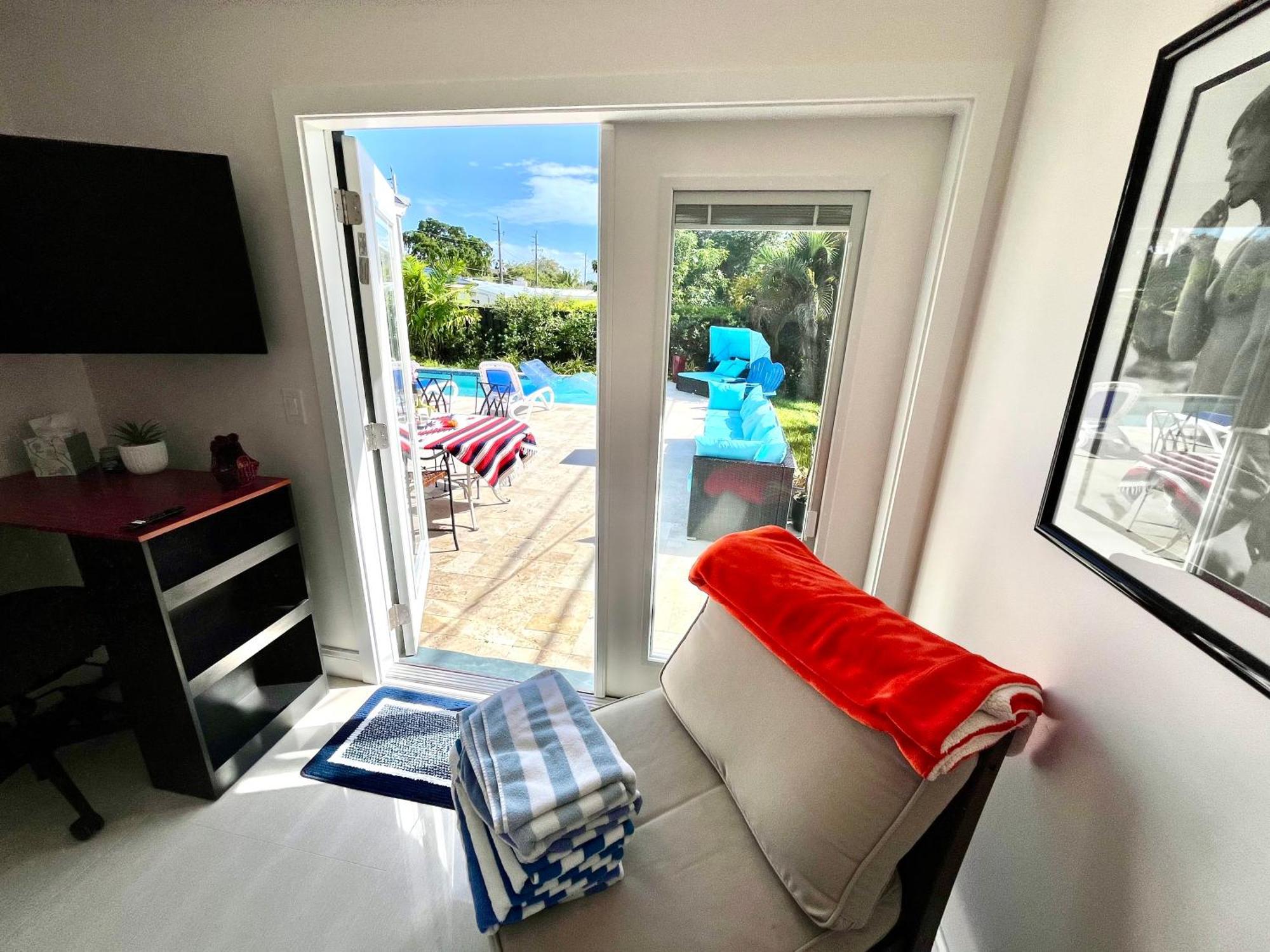 Poolside Manor - Men Only Clothing-optional Guest house *