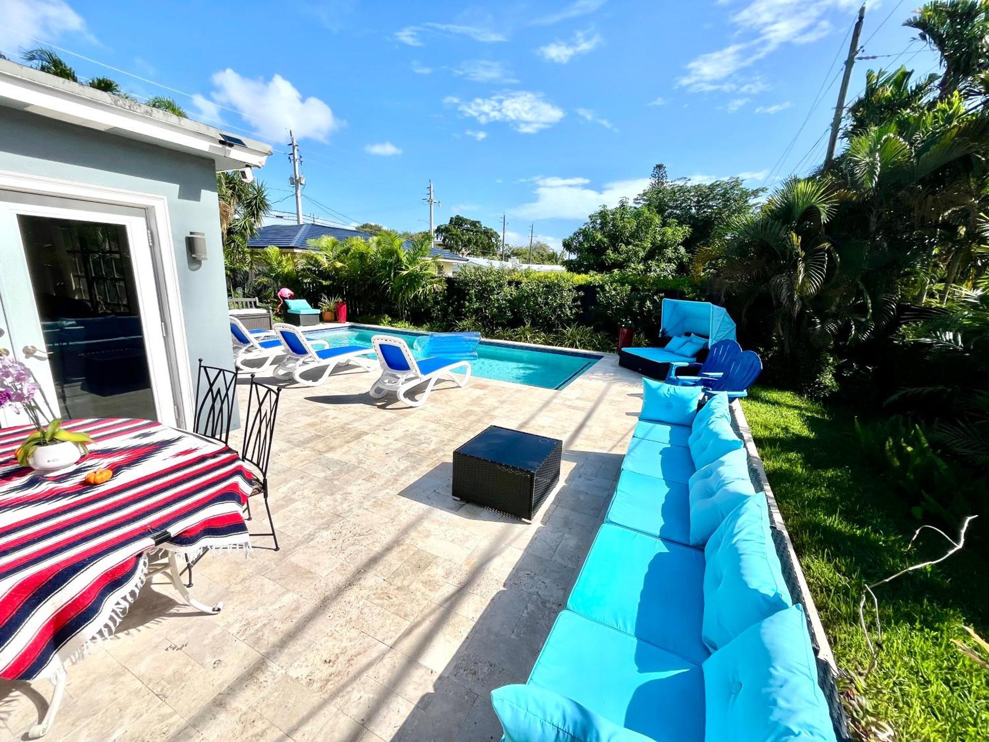Guest house Poolside Manor - Men Only Clothing-optional *
