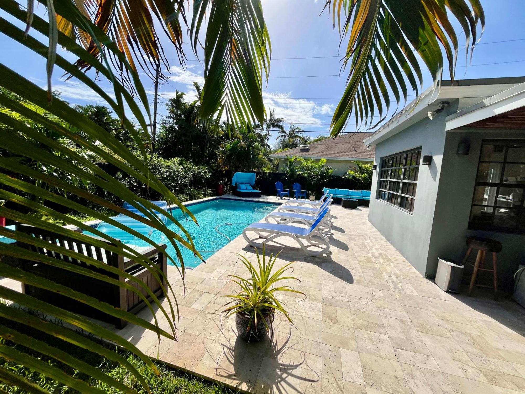 Poolside Manor - Men Only Clothing-optional *