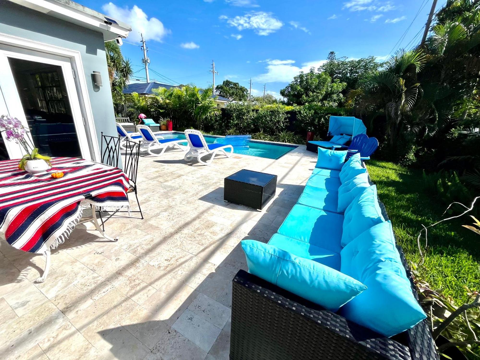 Poolside Manor - Men Only Clothing-optional