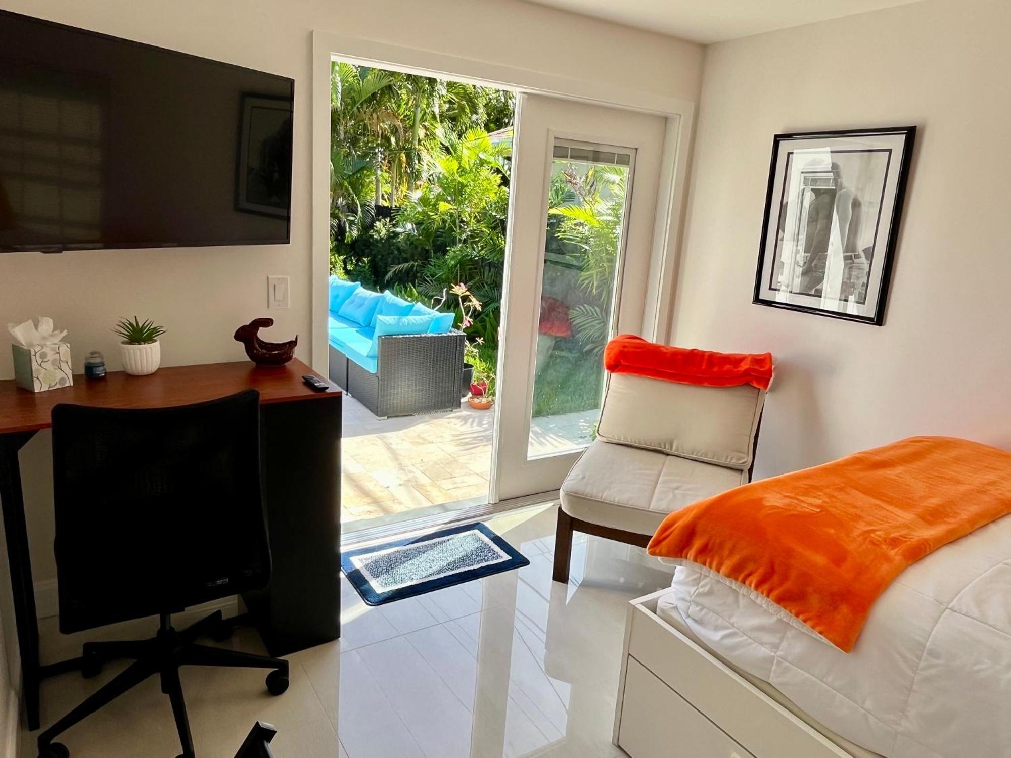 Poolside Manor - Men Only Clothing-optional Guest house *