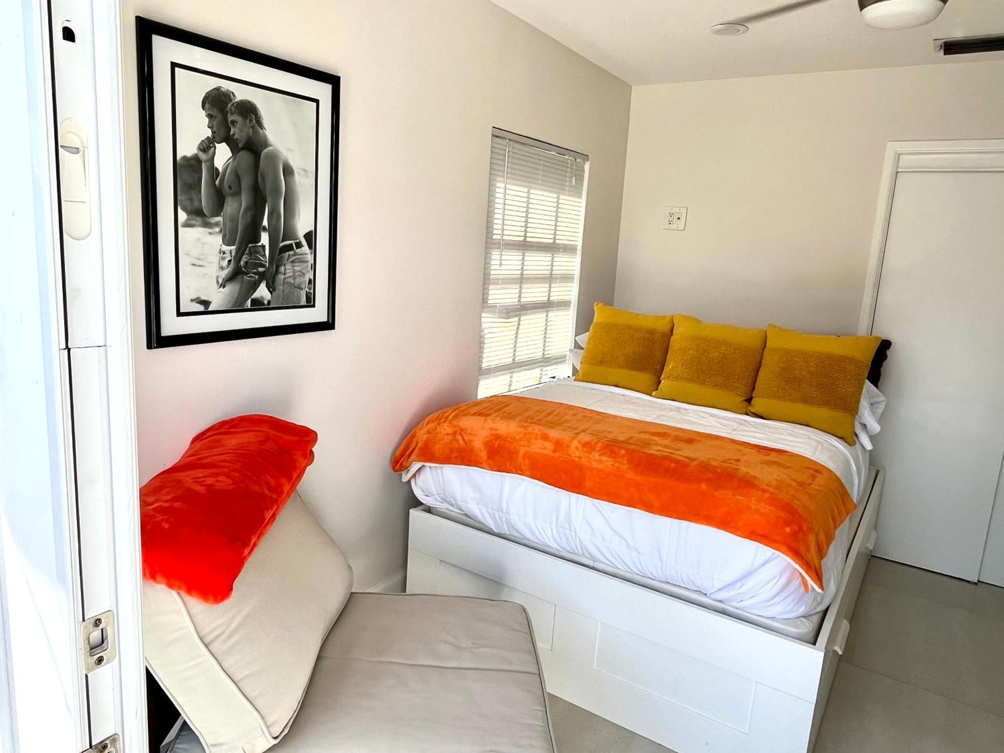 Poolside Manor - Men Only Clothing-optional Guest house Fort Lauderdale