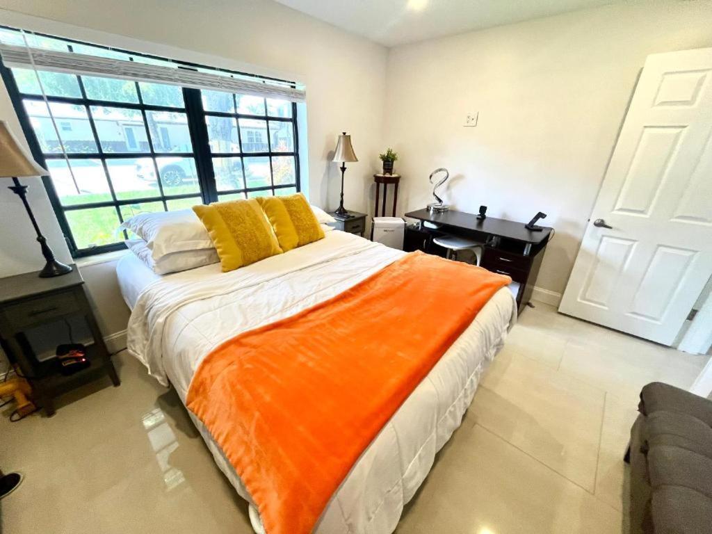 Poolside Manor - Men Only Clothing-optional * Fort Lauderdale