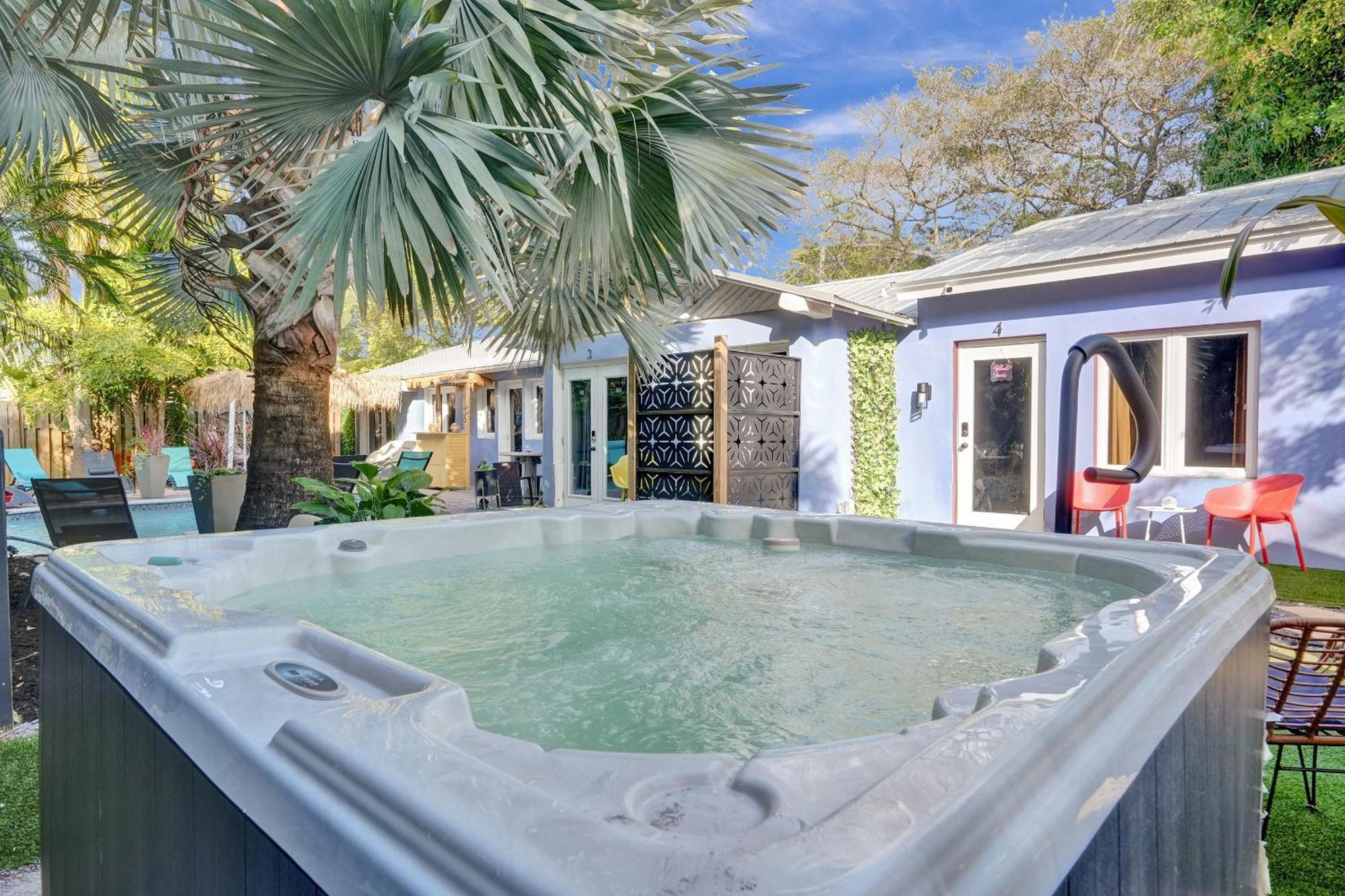 Kiki 4 - Men's Clothing Optional Guest house Fort Lauderdale