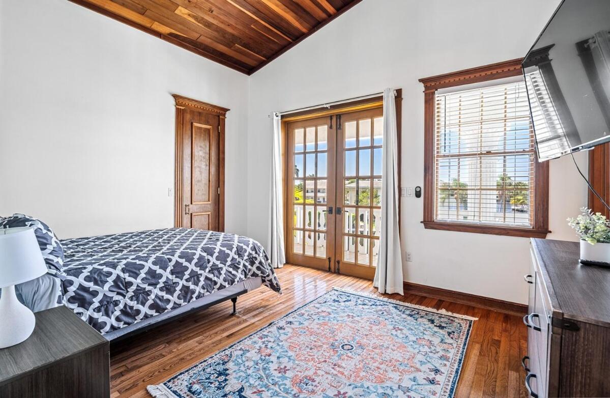 Charming Waterfront Walk To With Pool *