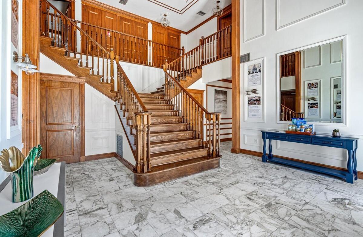 Charming Waterfront Walk To With Pool *