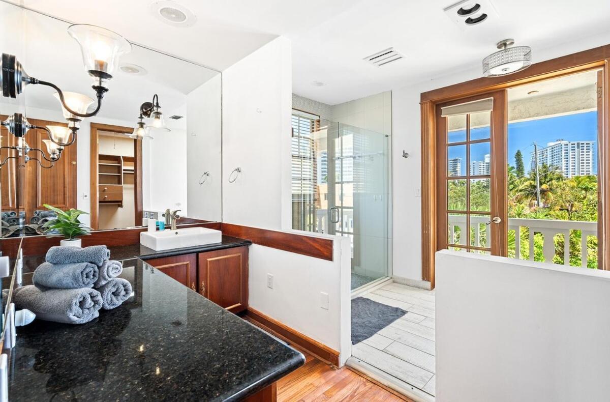 Charming Waterfront Walk To With Pool *