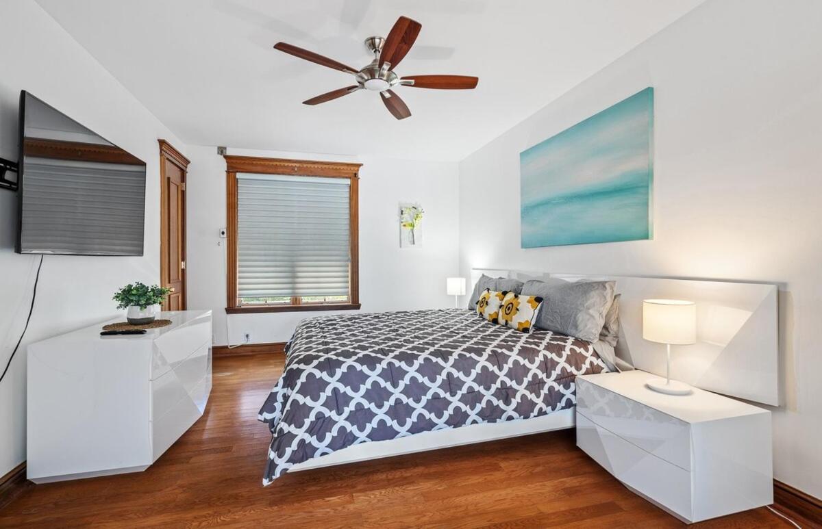 Charming Waterfront Walk To With Pool Holiday home Fort Lauderdale