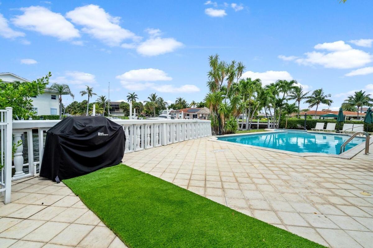 Charming Waterfront Walk To With Pool *