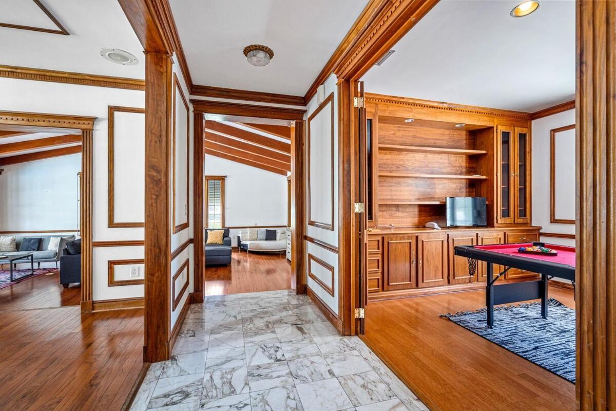 Charming Waterfront Walk To With Pool