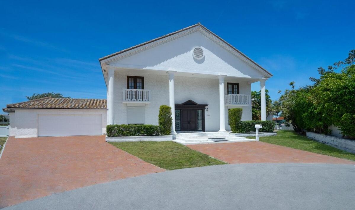 Charming Waterfront Walk To With Pool Holiday home *