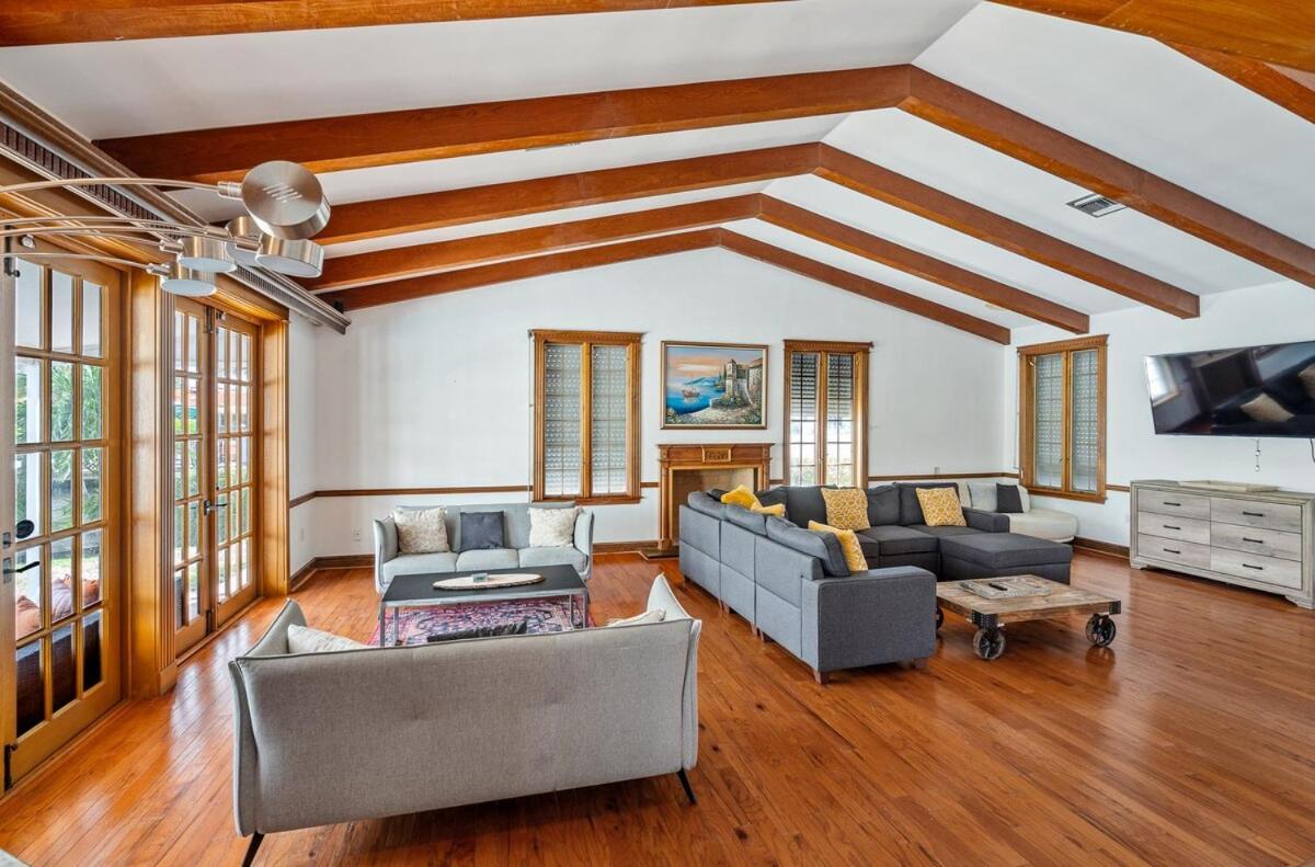 Charming Waterfront Walk To With Pool Holiday home Fort Lauderdale