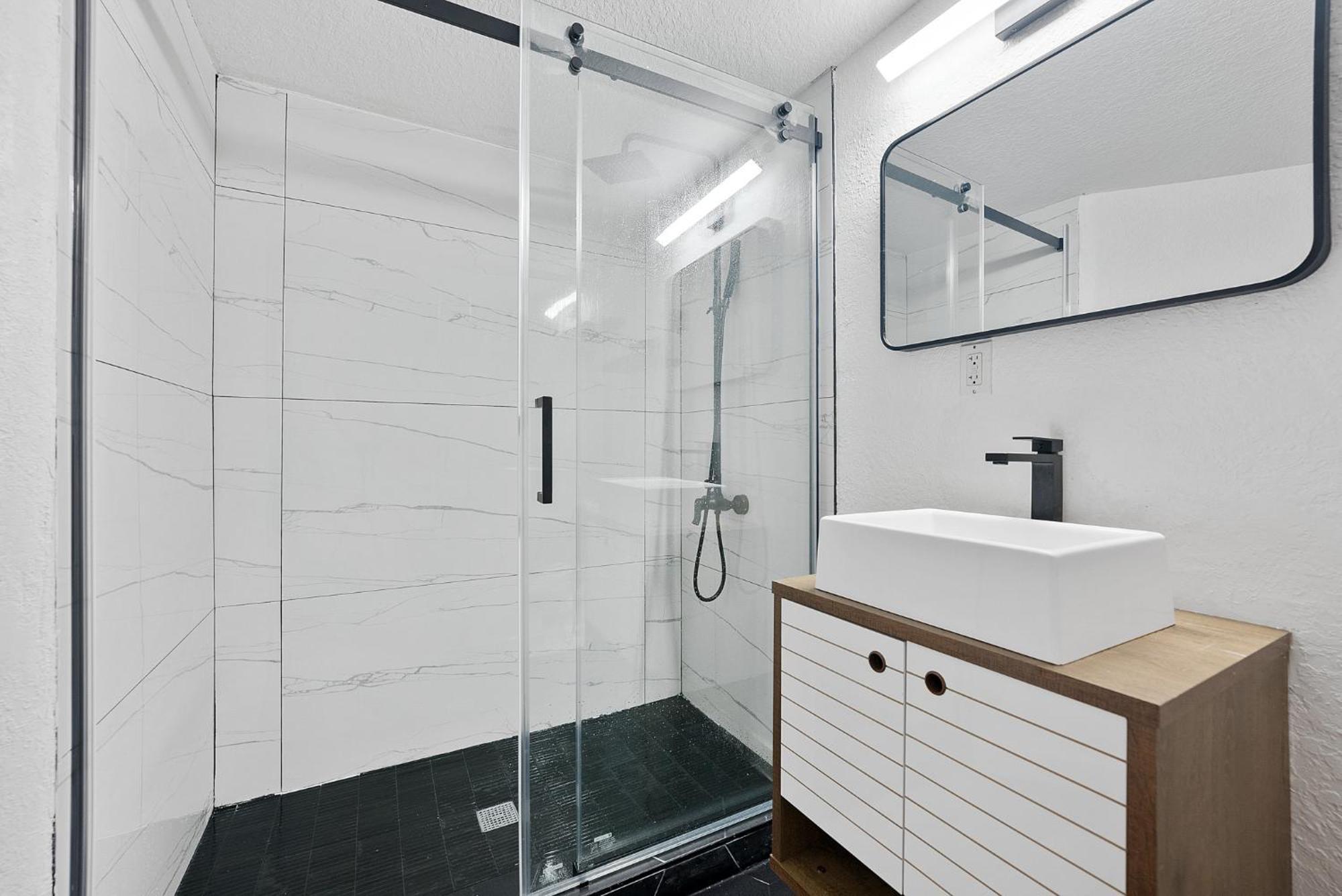 Groups Welcome! Private Boutique - Sleeps 18 Holiday home
