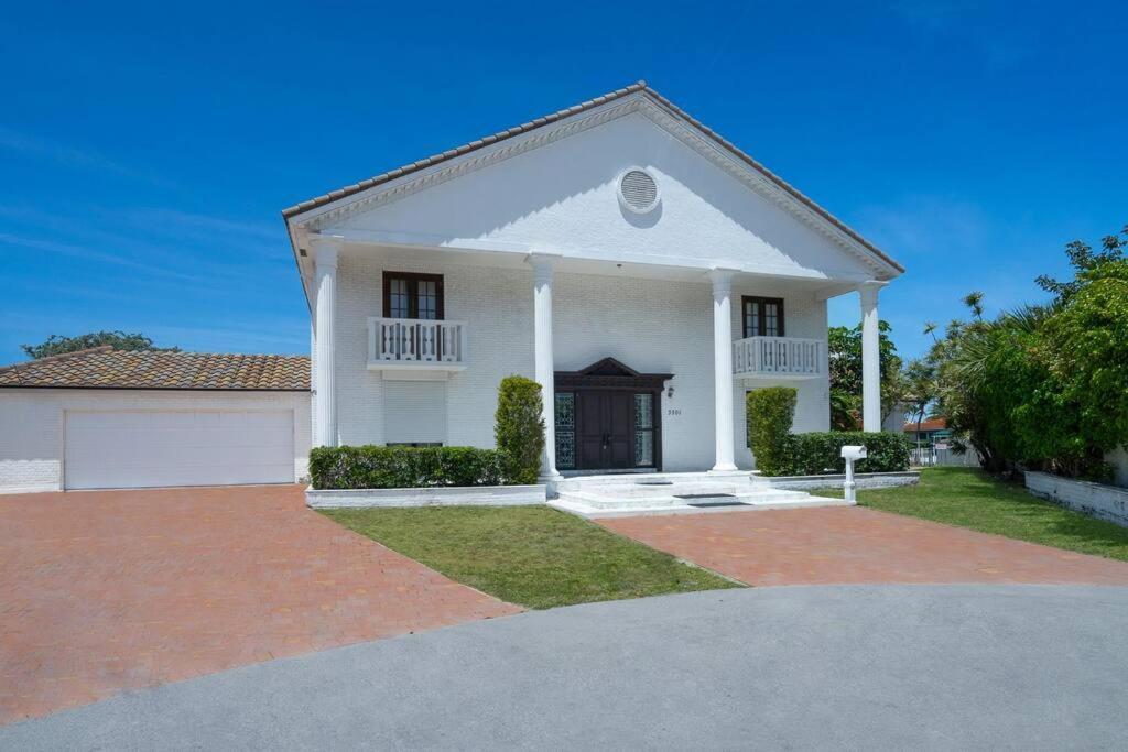 Villa Pool & Hot Tub! Historic Fl Charm! Billiard & Ping Pong, Walk To The *