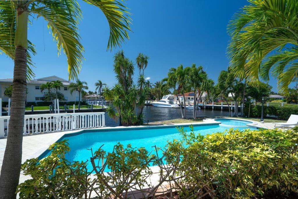Villa Pool & Hot Tub! Historic Fl Charm! Billiard & Ping Pong, Walk To The