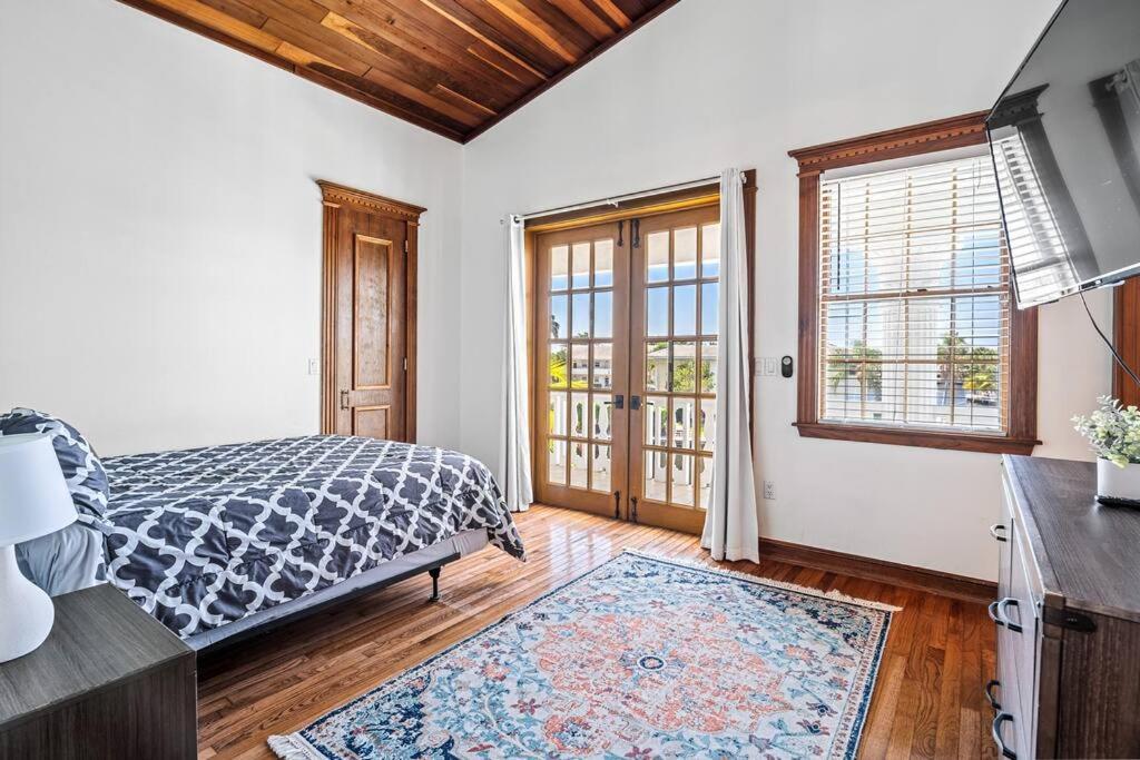 Pool & Hot Tub! Historic Fl Charm! Billiard & Ping Pong, Walk To The Fort Lauderdale