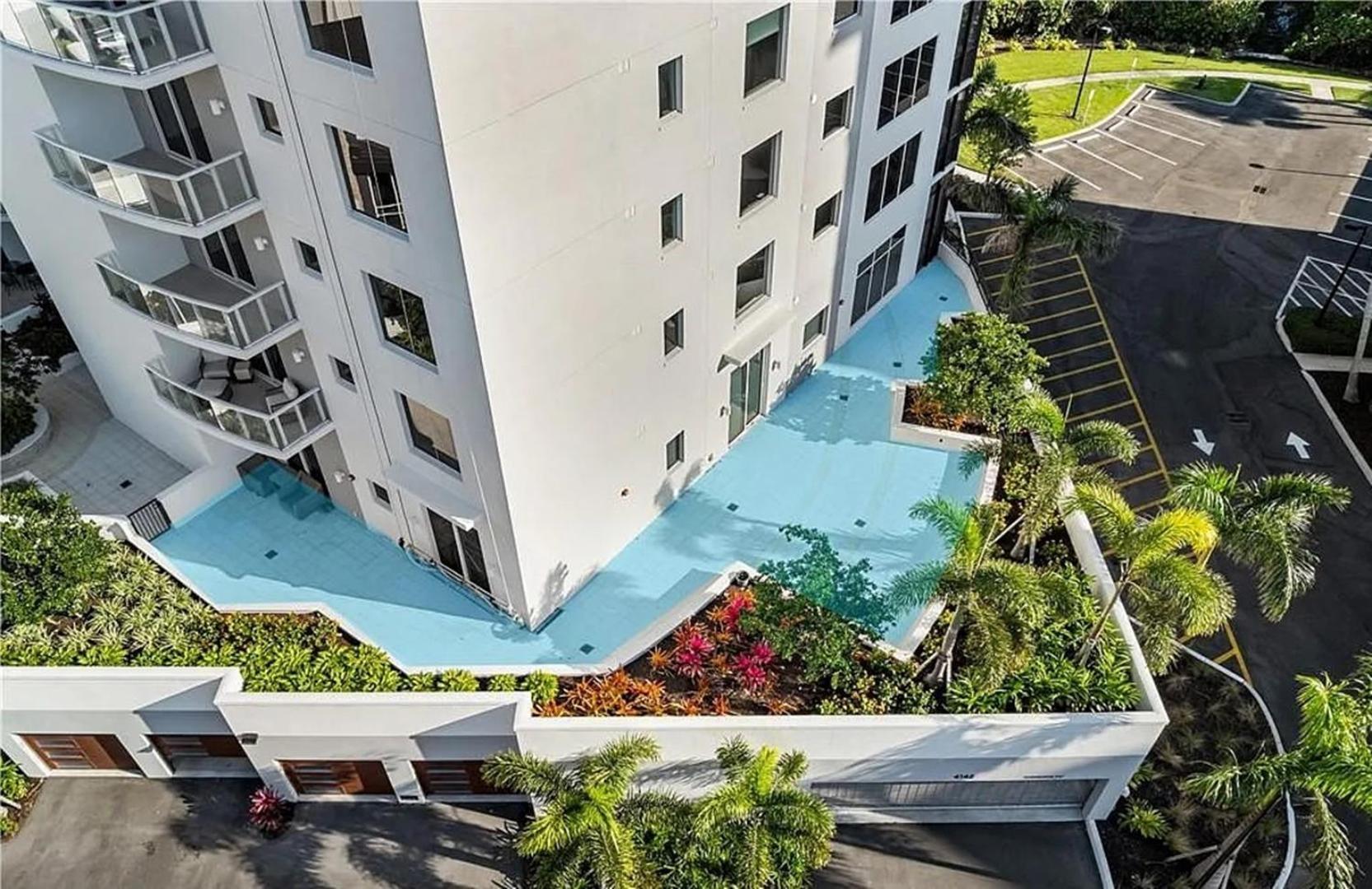 Stunning 3-bedroom With Expansive Lanai Apartment *
