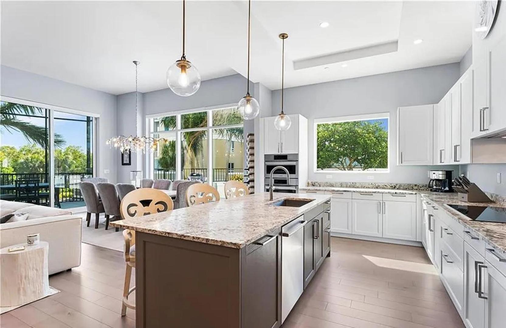 Stunning 3-bedroom With Expansive Lanai Apartment Fort Lauderdale