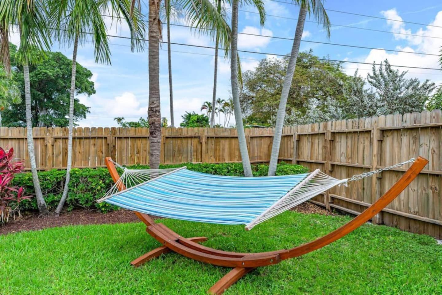 Villa Fox Private Resort-heated Pool, Spa-downtown&beach *