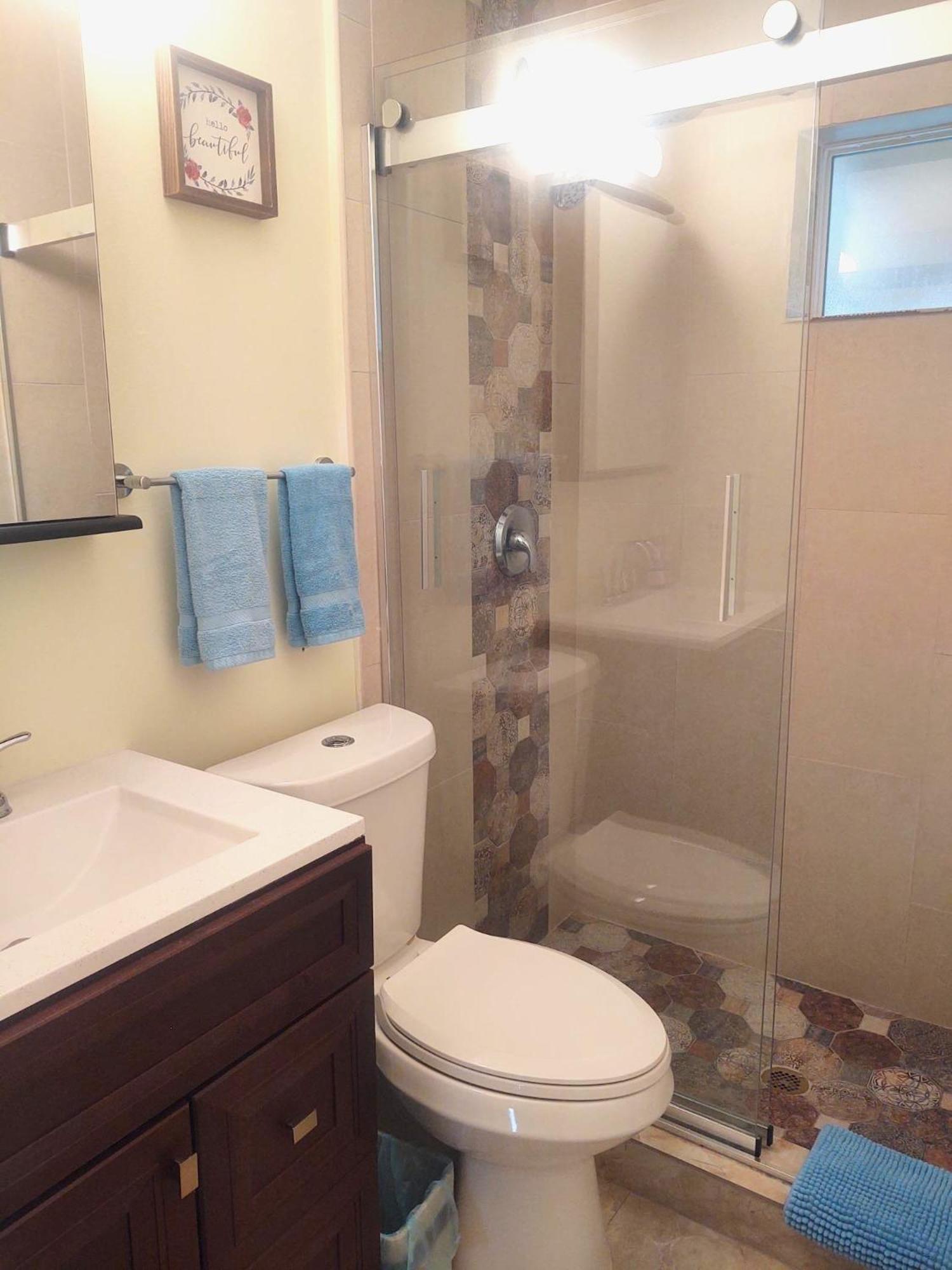 Family, Couples Retreat Near Airport, Cruise Port & Beaches *