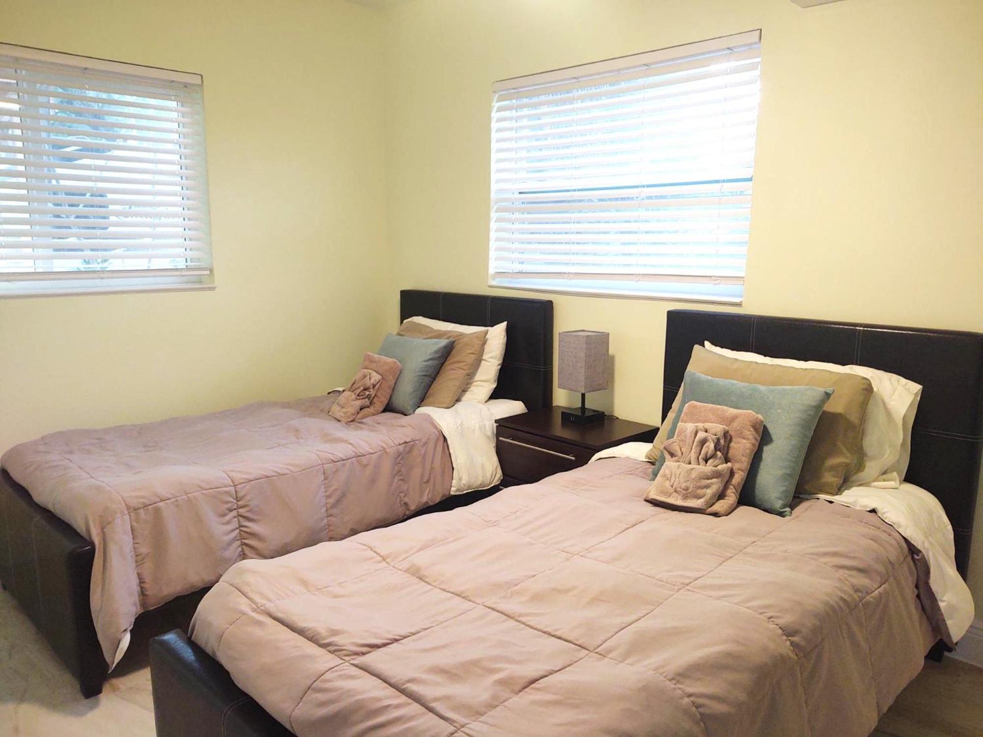 Family, Couples Retreat Near Airport, Cruise Port & Beaches Holiday home