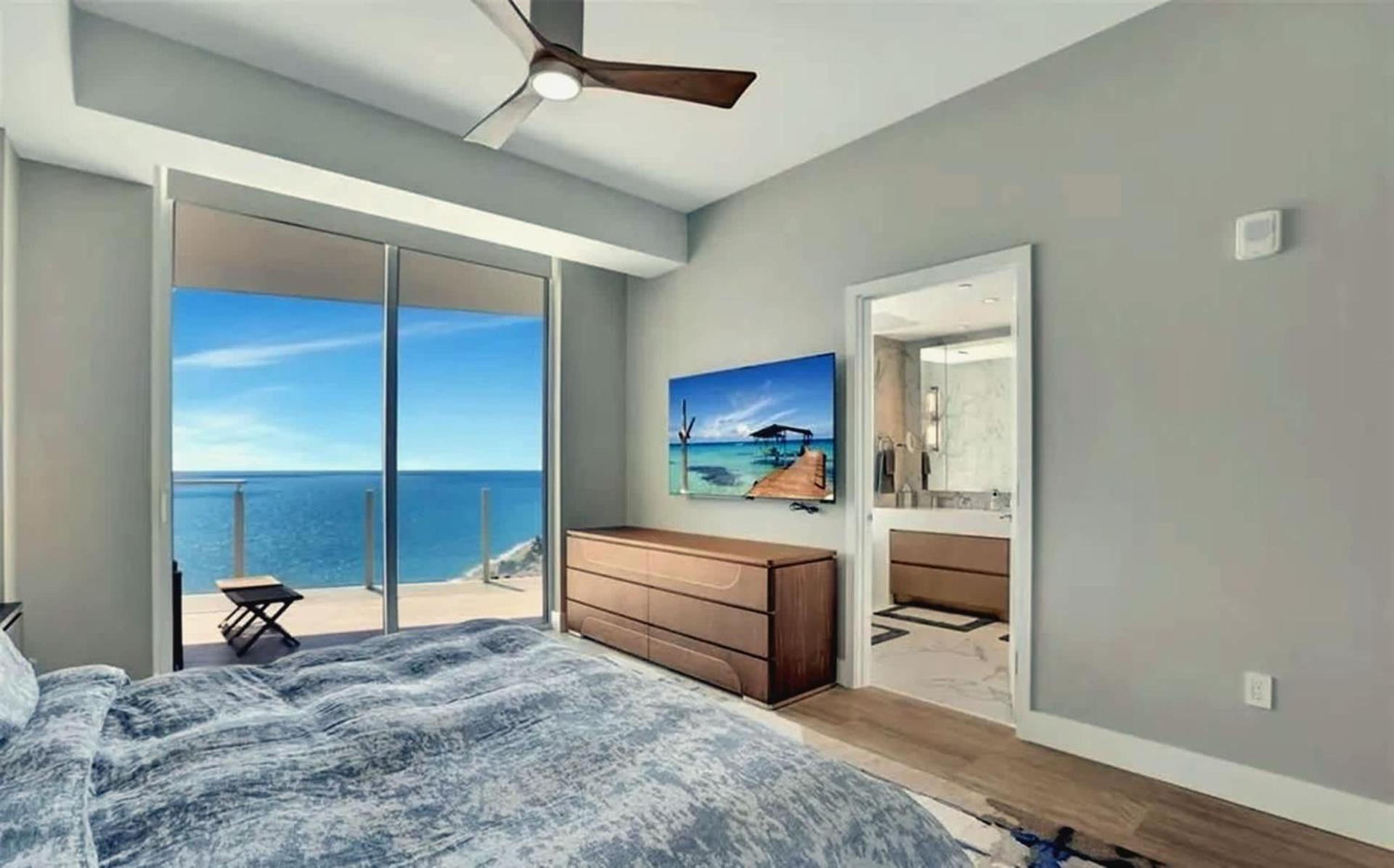Four Bedroom 5-star Beachfront Living Apartment