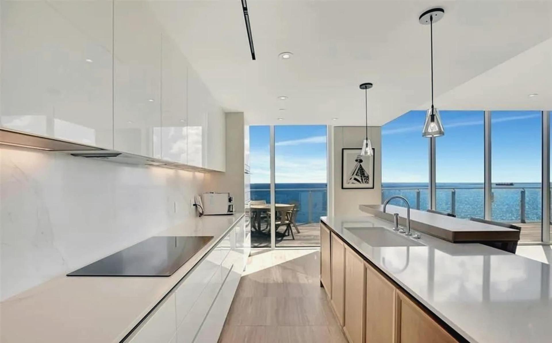 Four Bedroom 5-star Beachfront Living Apartment *