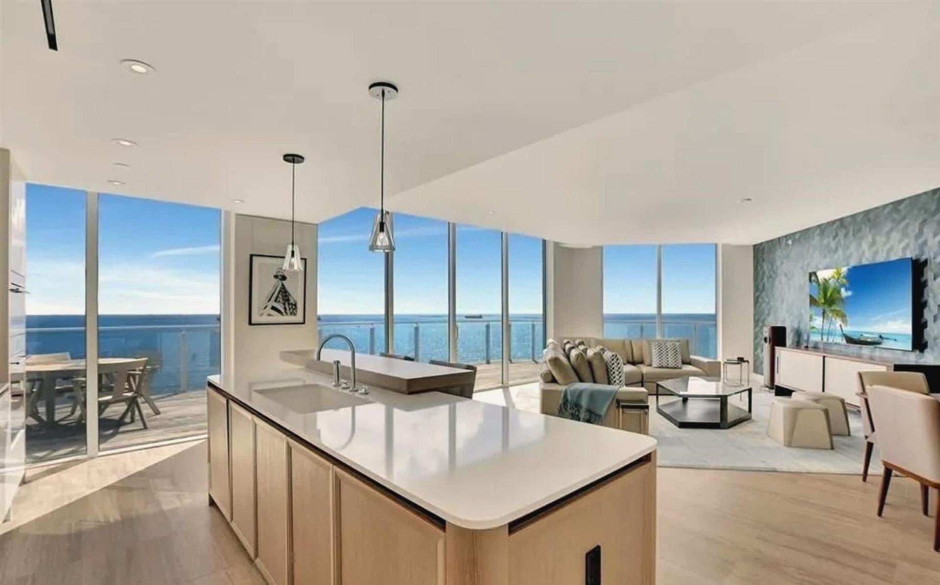 Four Bedroom 5-star Beachfront Living * Fort Lauderdale