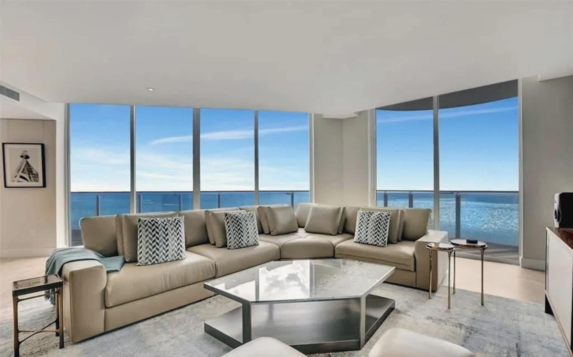 Apartment Four Bedroom 5-star Beachfront Living