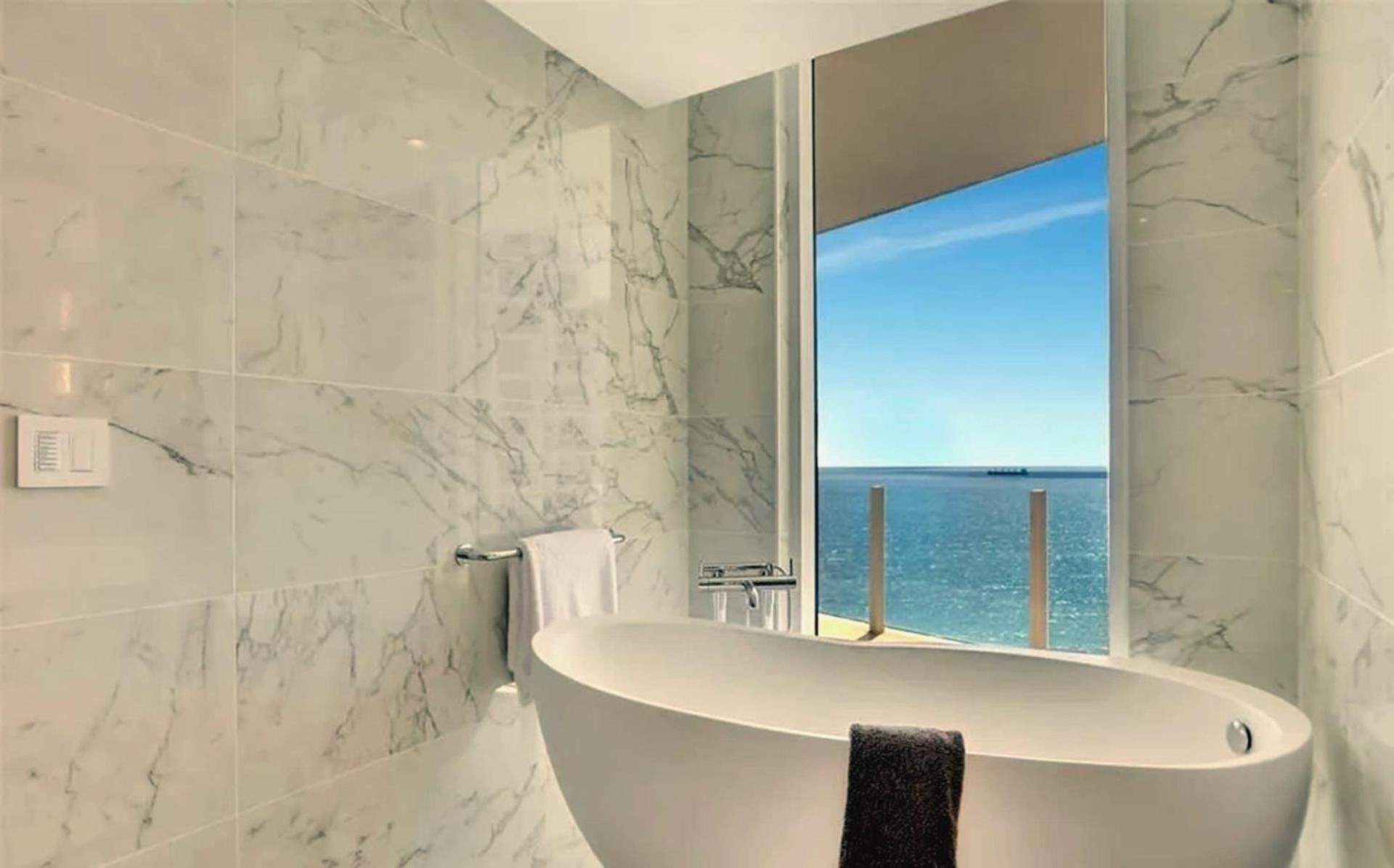 Four Bedroom 5-star Beachfront Living Apartment