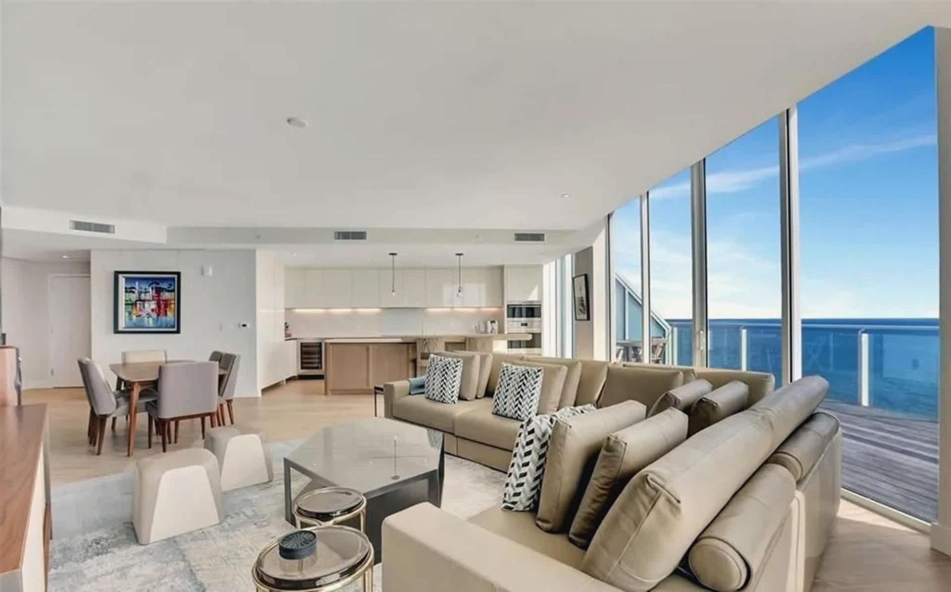 Four Bedroom 5-star Beachfront Living Apartment *