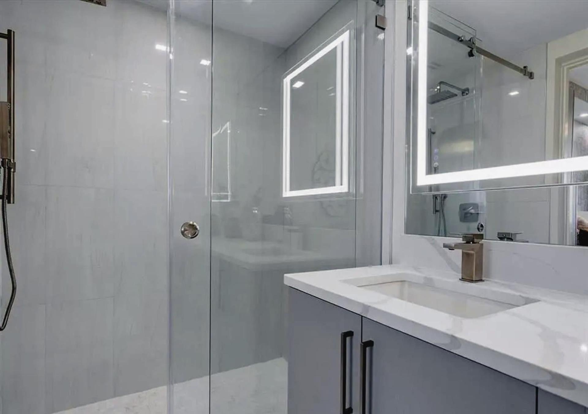 Apartment Beautifully Appointed 3 Bedroom *