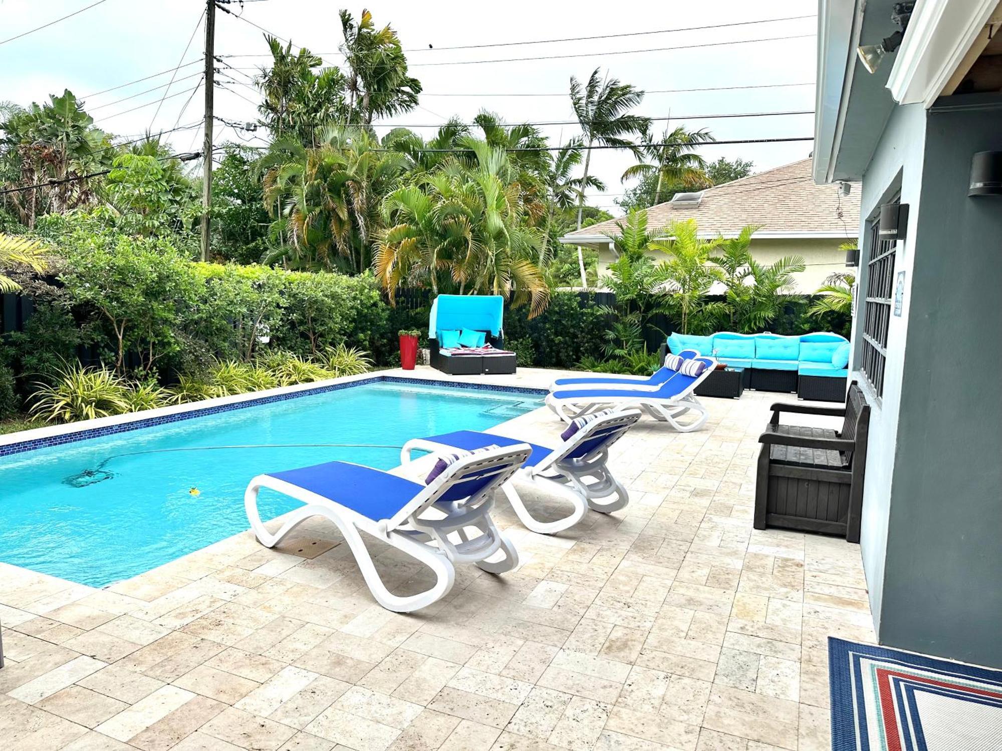 Poolside Manor - Men Only Clothing-optional Guest house
