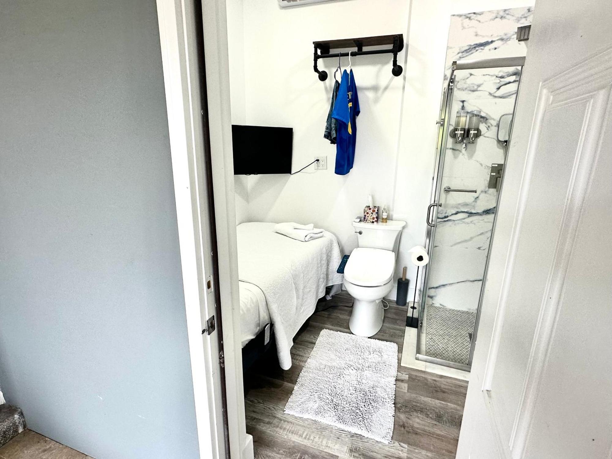 Poolside Manor - Men Only Clothing-optional Guest house *