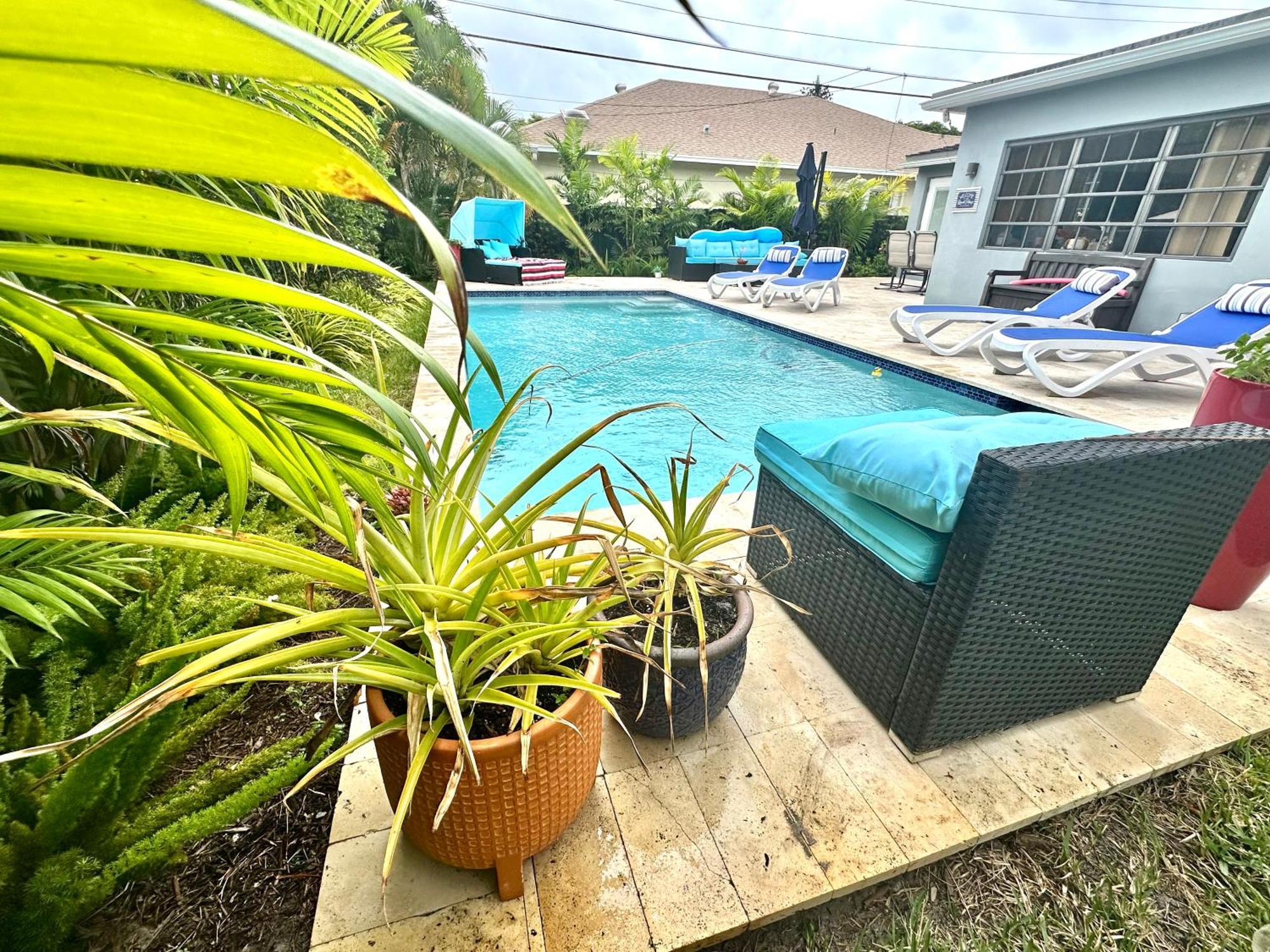 Poolside Manor - Men Only Clothing-optional Guest house Fort Lauderdale