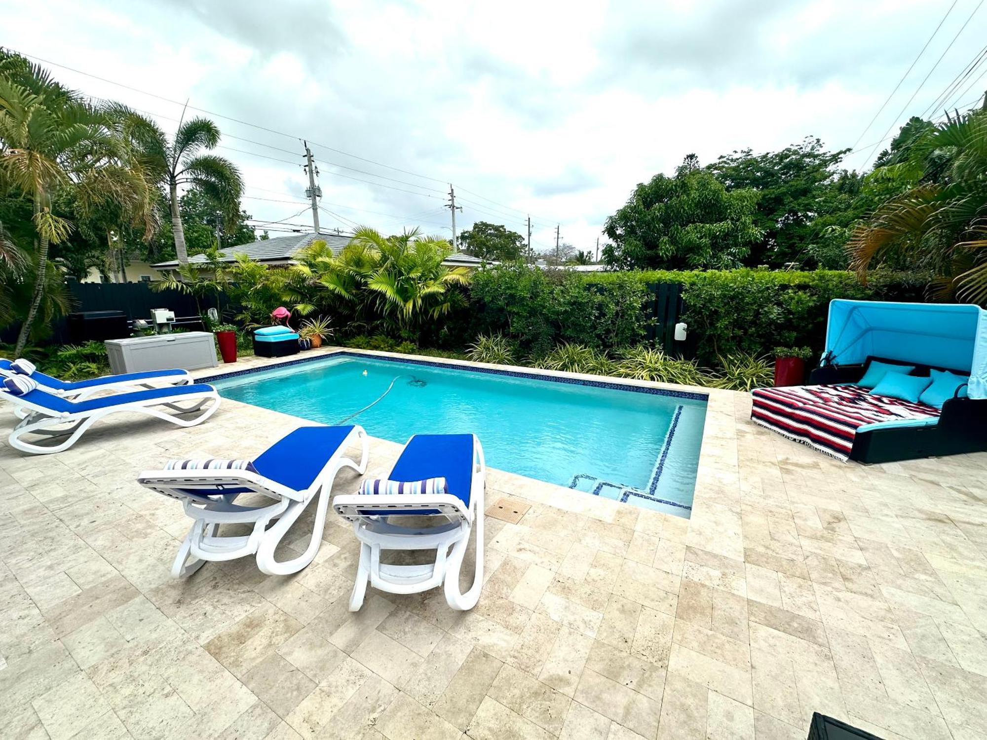 Poolside Manor - Men Only Clothing-optional *