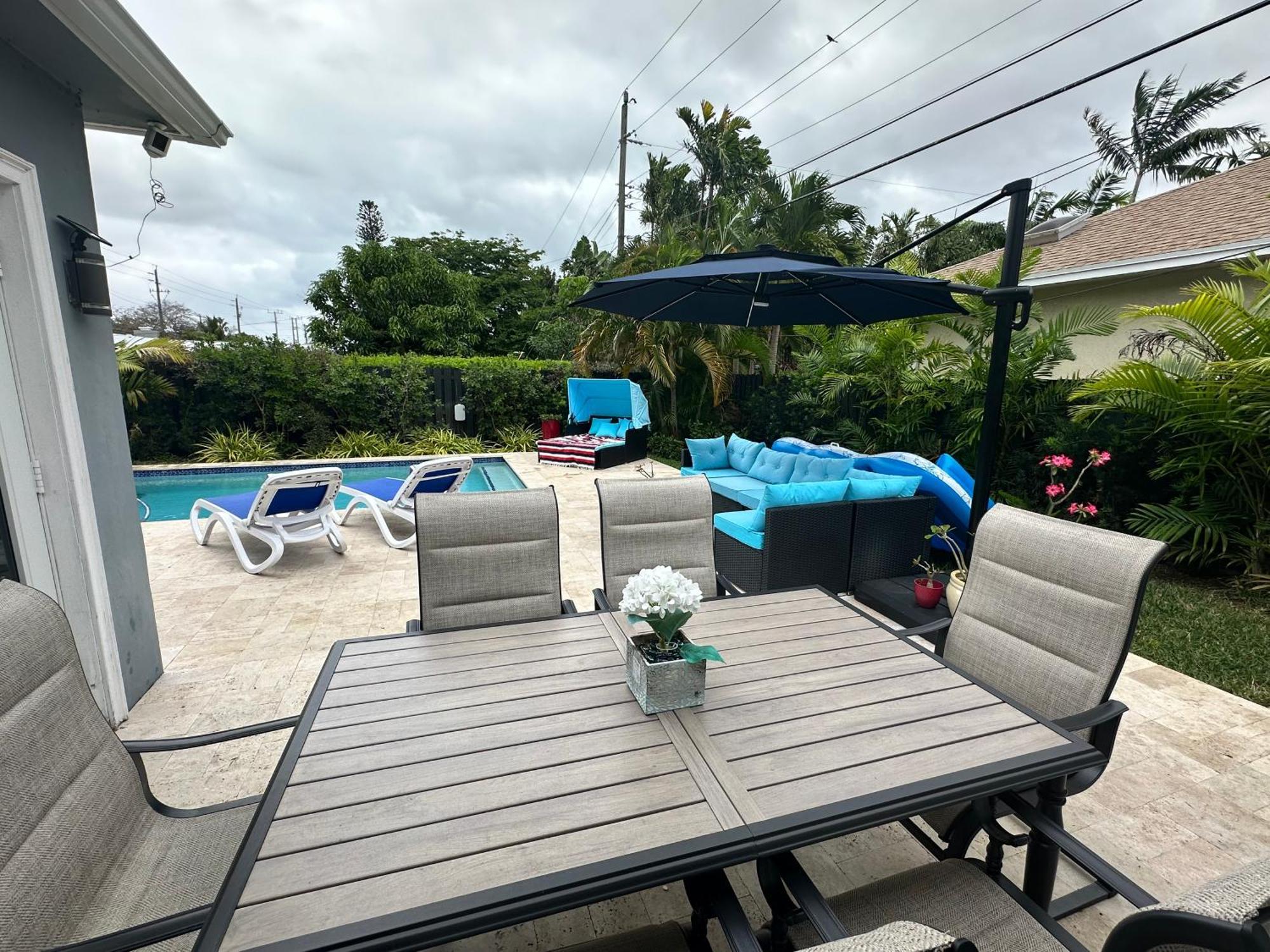 Poolside Manor - Men Only Clothing-optional Fort Lauderdale