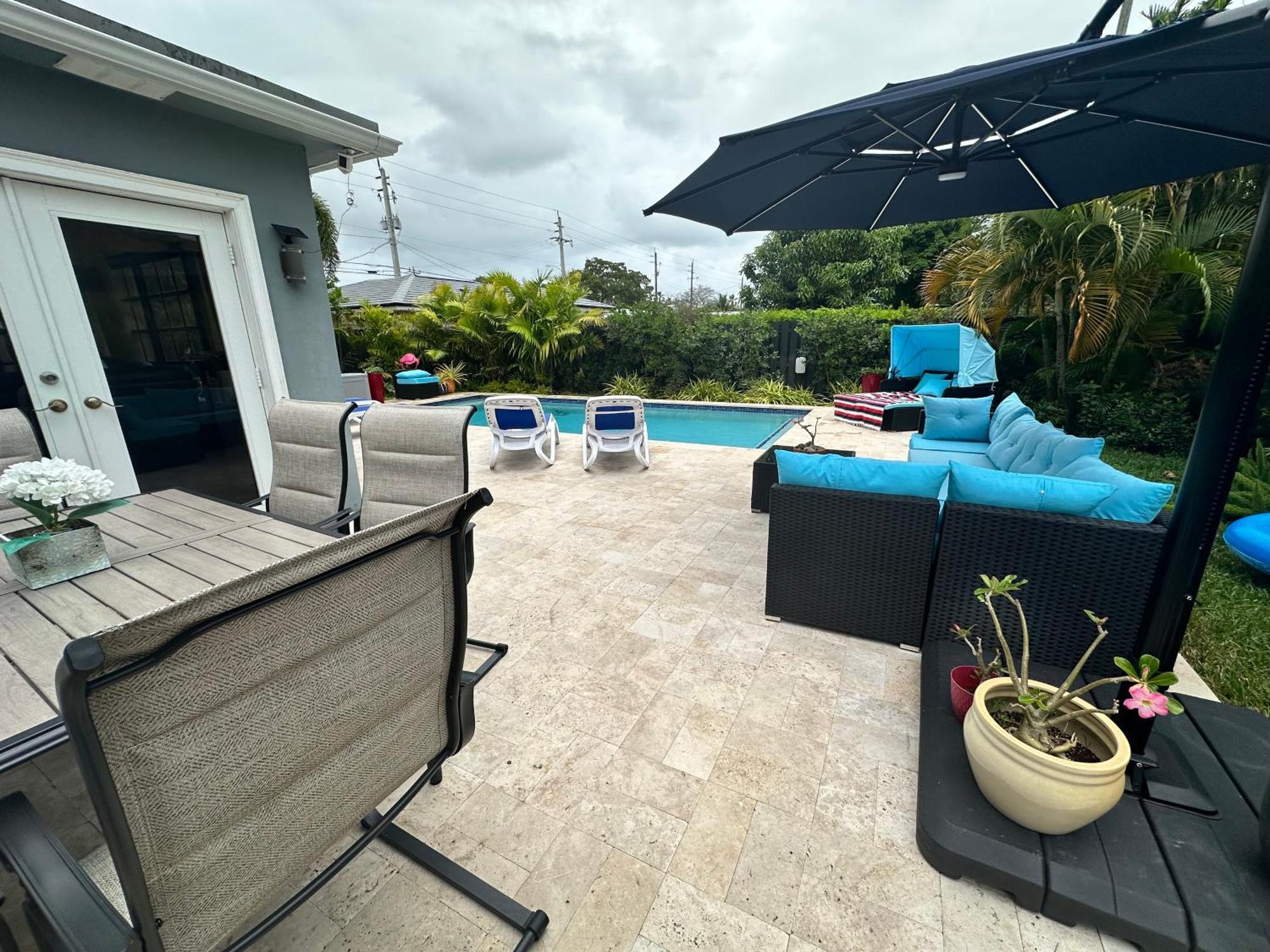 Poolside Manor - Men Only Clothing-optional * Fort Lauderdale